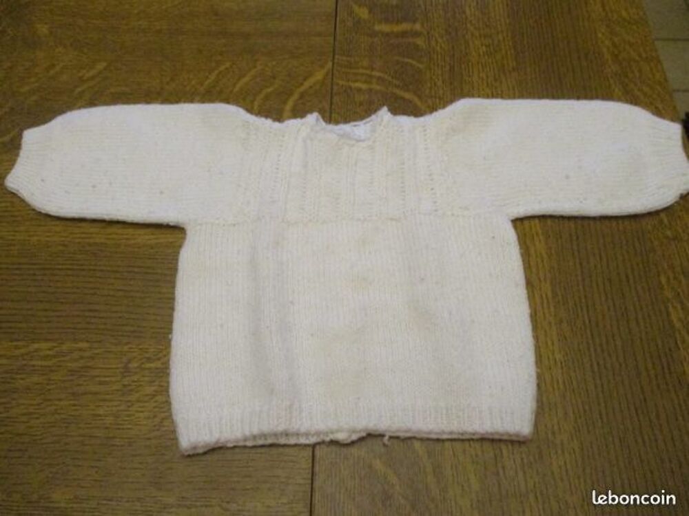 Brassi&egrave;re blanche 1 mois boutonnee sur le derri&egrave;re Vêtements enfants