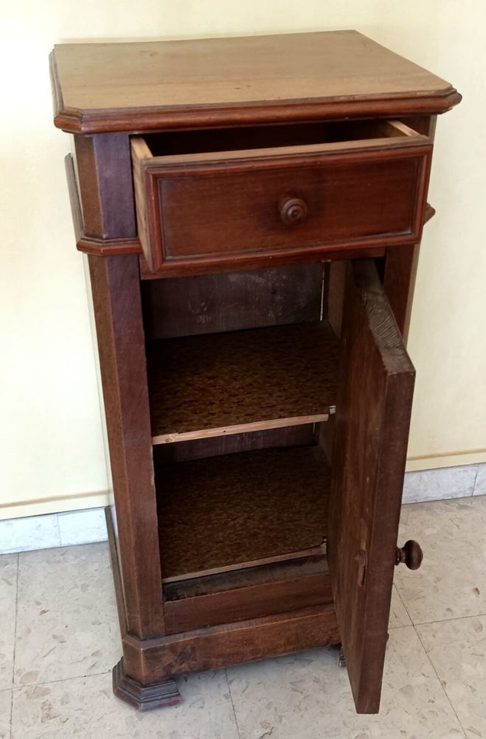 Joli petit meuble ancien en bois avec un tiroir + placard Meubles