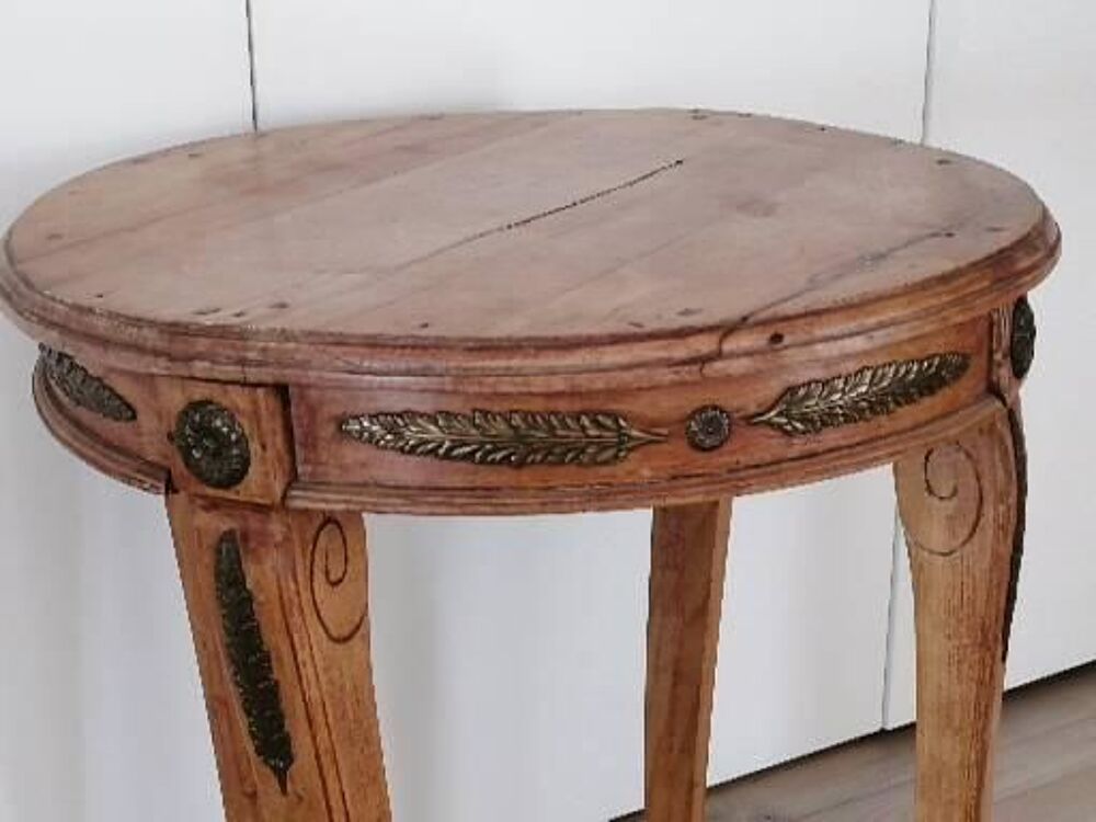 Petite table ancienne. Meubles