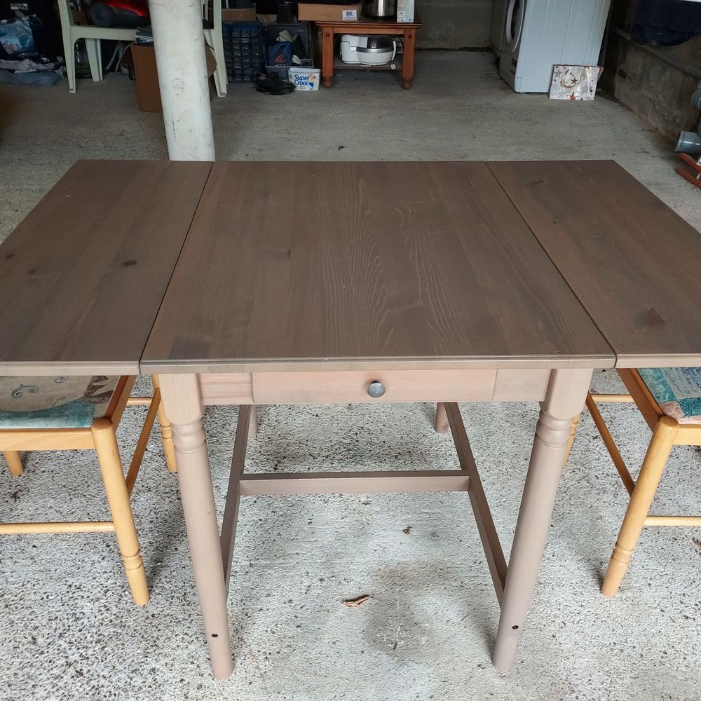 TABLE DE CUISINE ET CHAISES Meubles