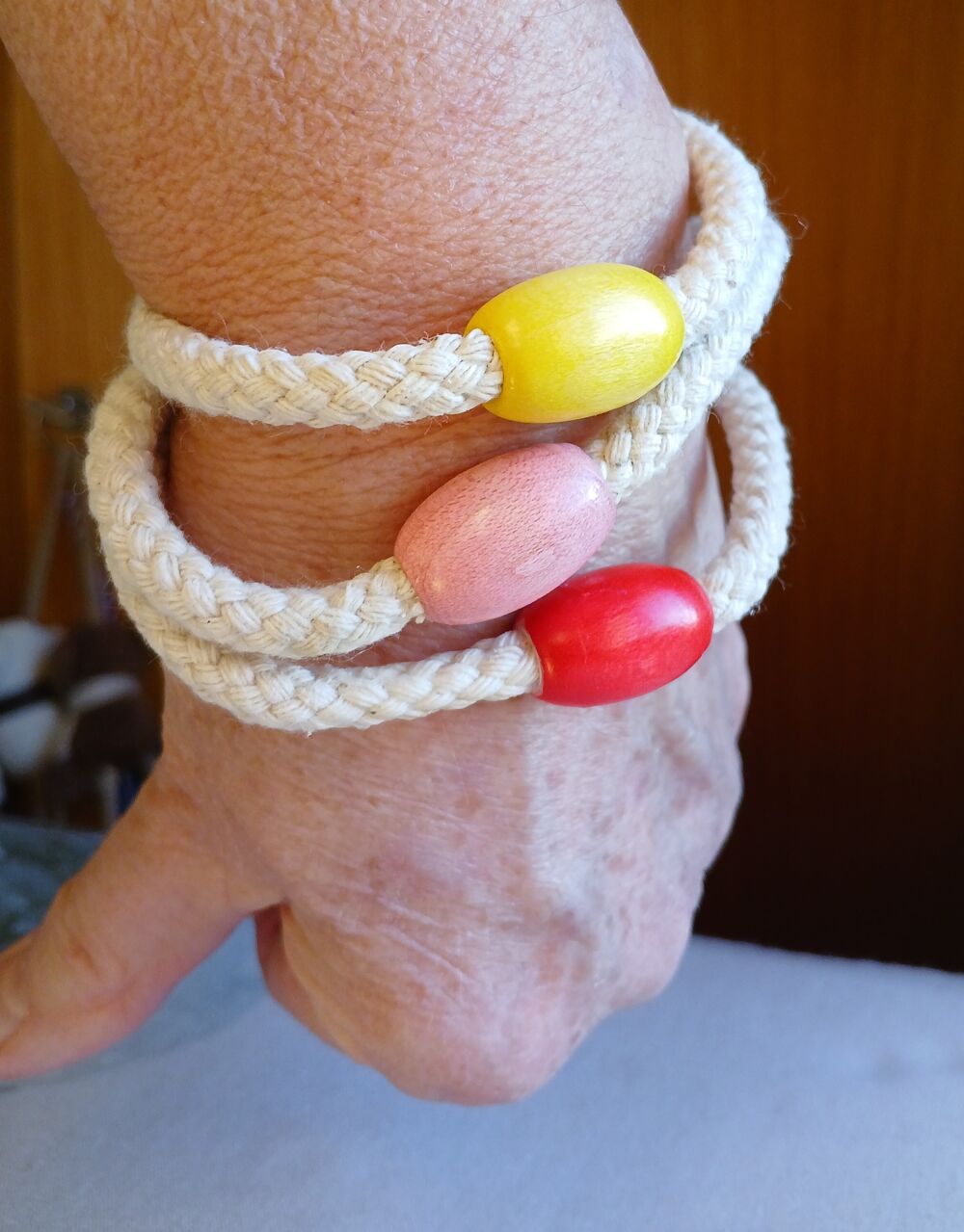 LOT DE 3 BRACELETS DE CORDE AVEC PERLE EN BOIS Bijoux et montres