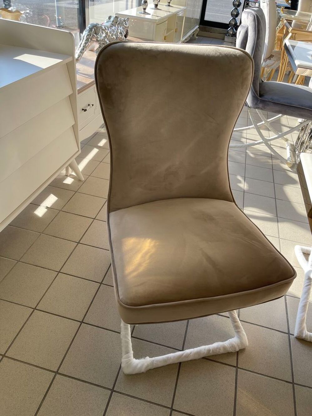 Chaises de salle &agrave; manger neuves Meubles