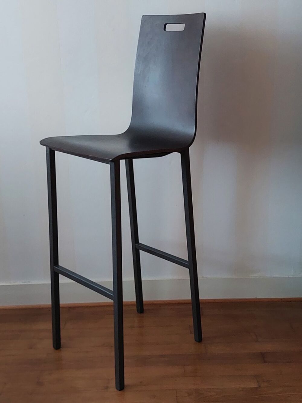3 Tabourets de bar design bois fonc&eacute; Meubles