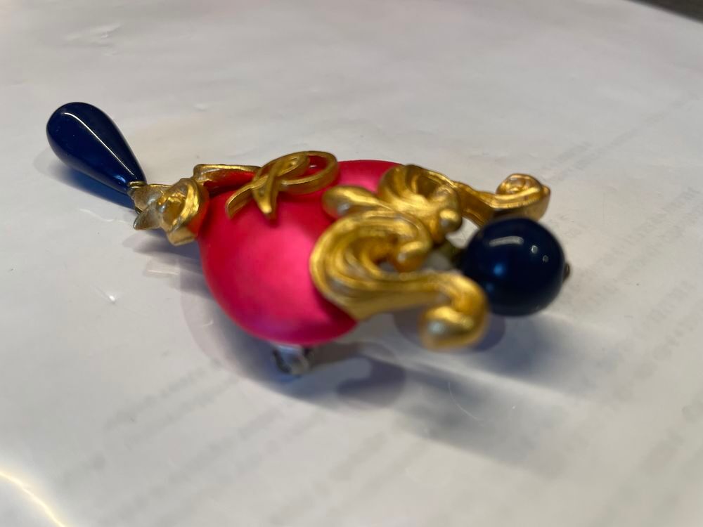 Broche Coeur &eacute;maill&eacute; fuchsia sabl&eacute; + arabesque dor&eacute; et perle Bijoux et montres