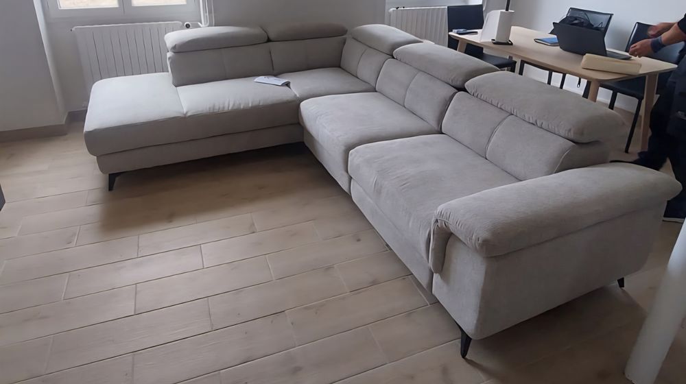 Canap&eacute; d'angle CONFORAMA couleur sable 4 places. Meubles