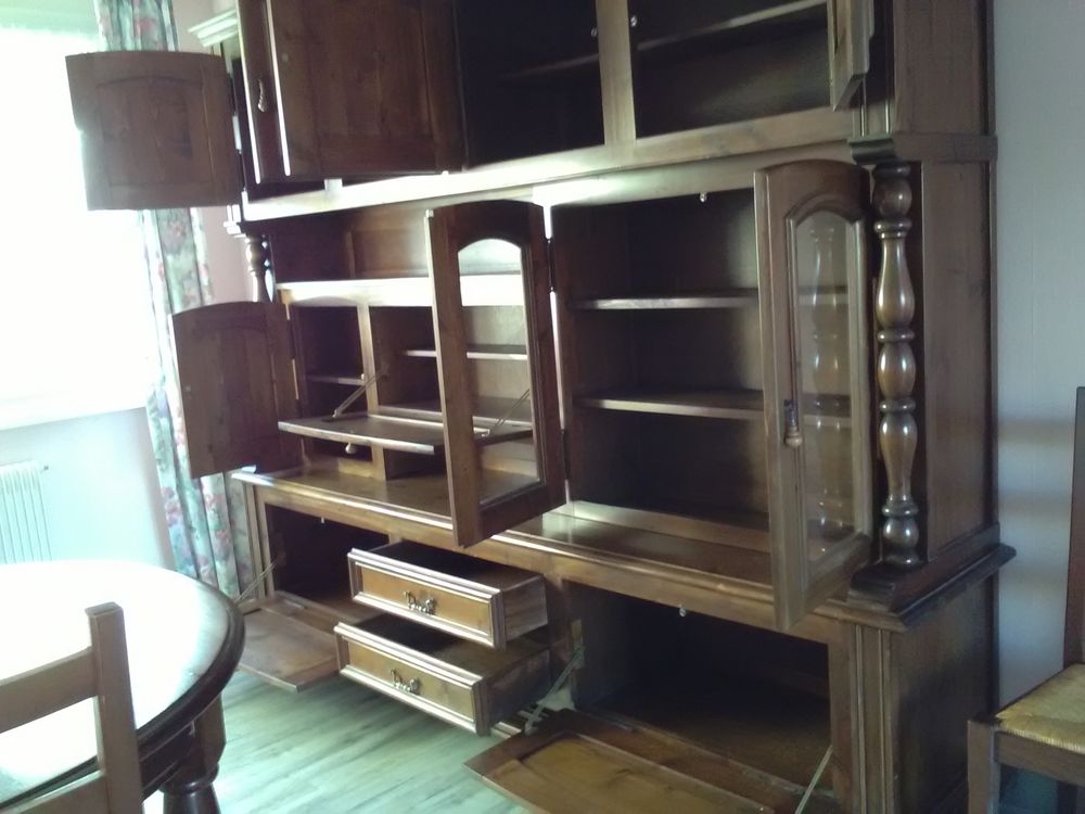 GRAND MEUBLE VAISSELIER / LIVING 
A DONNER - BON ETAT Meubles