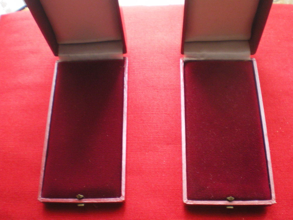 Coffrets pour ordre ou m&eacute;daille. 