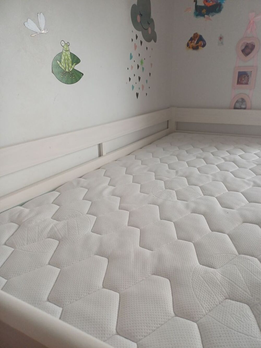 Lit sur&eacute;lev&eacute; blanc + matelas Mobilier enfants