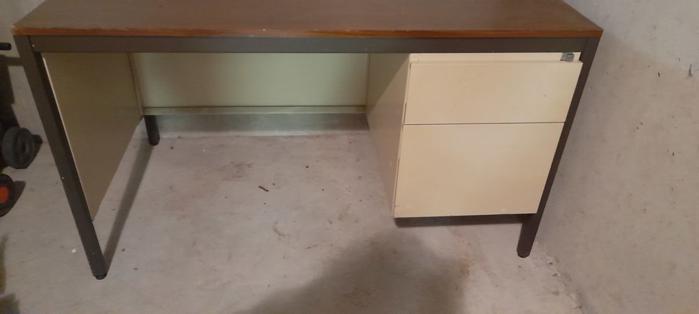 Bureau m&eacute;tallique 2 tiroirs avec dessus imitation bois.
Meubles