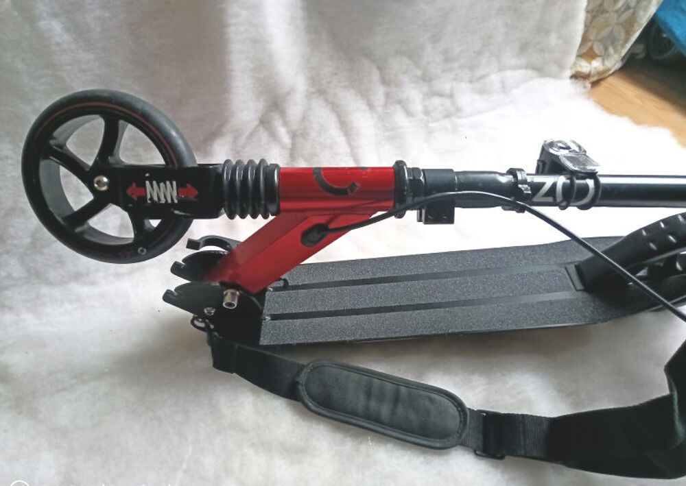 TROTTINETTE enfant pliable OZE neuve Sports