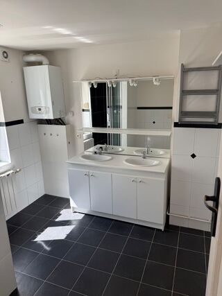  Appartement à louer 5 pièces 150 m²