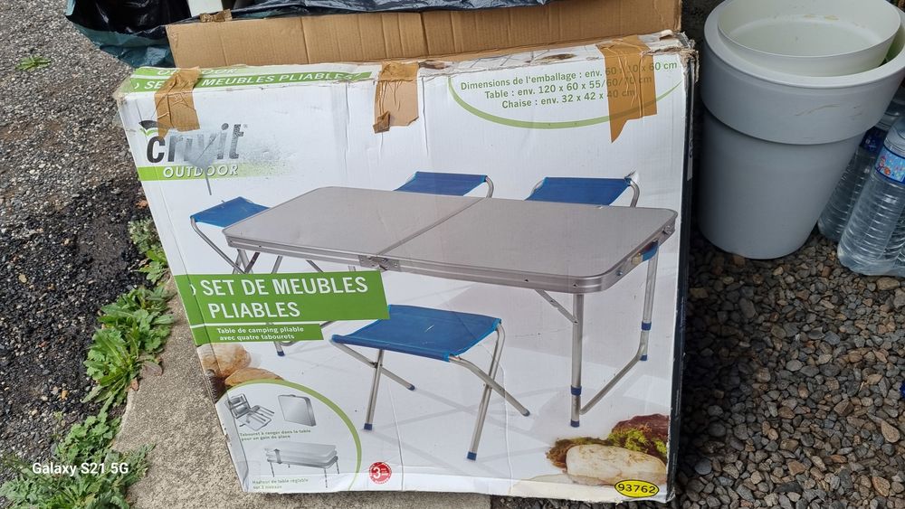 TABLE PLIIANTE AVEC SIEGES JAMAI SERVI Jardin