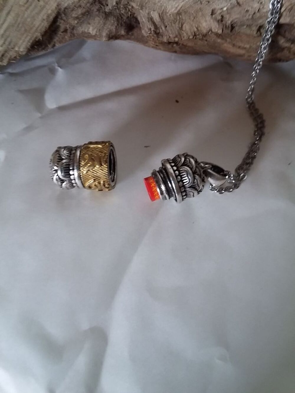 Amulette bouddhiste Bijoux et montres