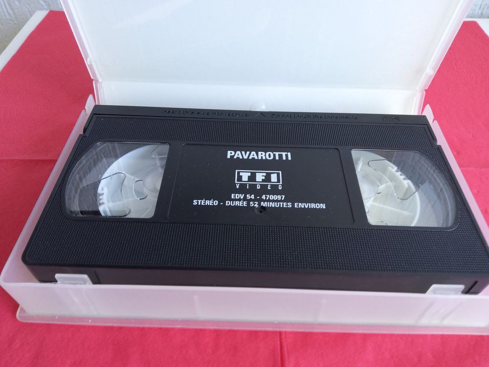 K7 VHS Luciano Pavarotti chante No&euml;l DVD et blu-ray