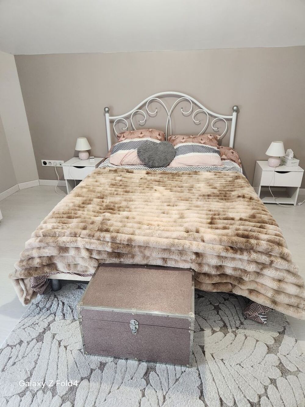 lit + sommier &agrave; lattes + sommier BULTEX + 2 tables de Meubles