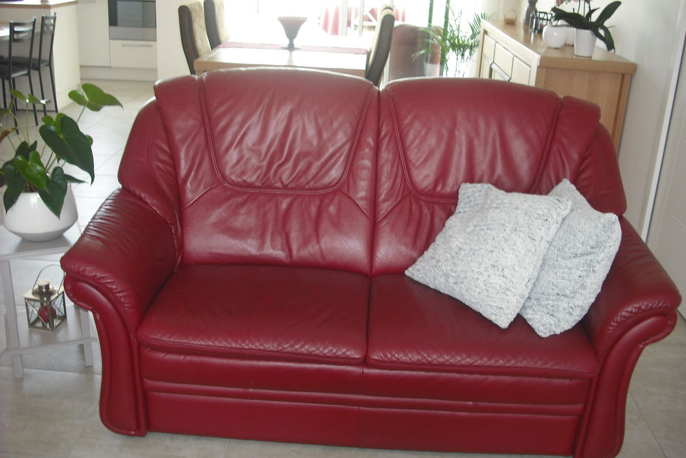 canape et un fauteuil cuir rouge fon&ccedil;&eacute; Meubles