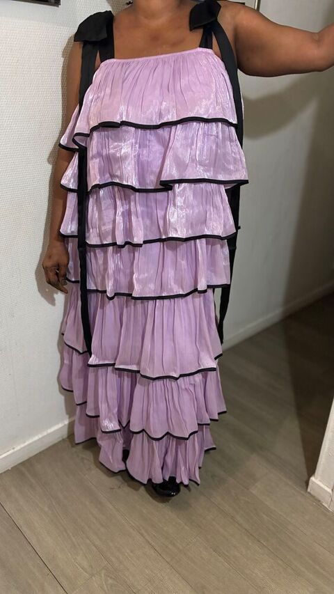 robe lavande /violet clair et volant 100 Crosne (91)