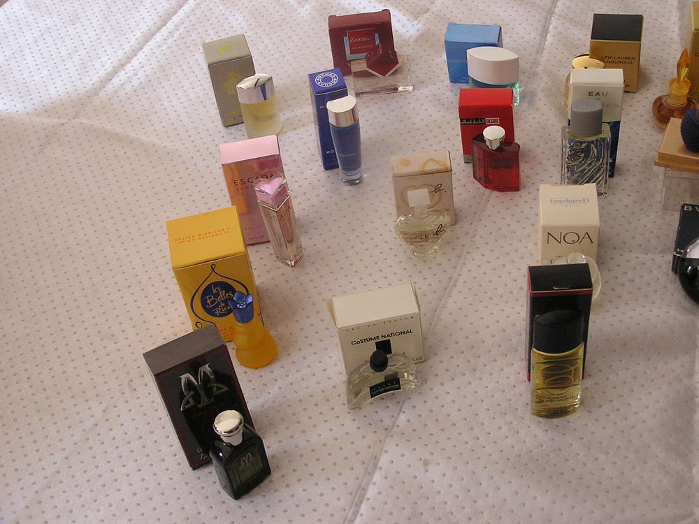 miniatures de parfums pleines avec boite ou &eacute;crin en neuf 