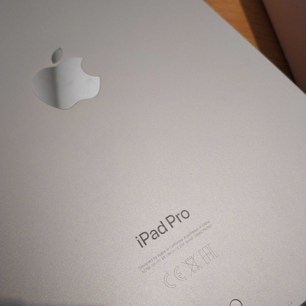 Ipad Pro 11 Pouces 128 GB 4&egrave;me g&eacute;n&eacute;ration + stylet pencil Apple + coque, clavier et &eacute;tui Téléphones et tablettes