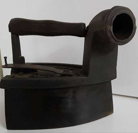 Fer � repasser ancien en fonte 45 Marignane (13)