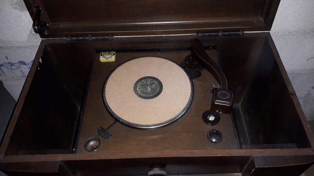 Meuble Electrophone La Voix de son Ma&icirc;tre

