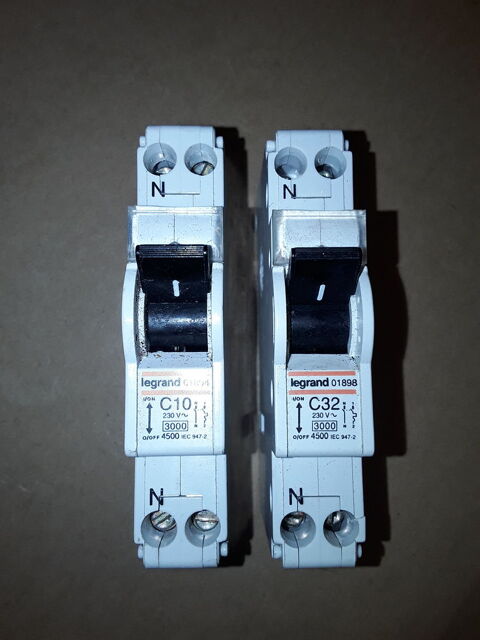 LOT de 2 disjoncteurs legrand 12 Serres-Castet (64)