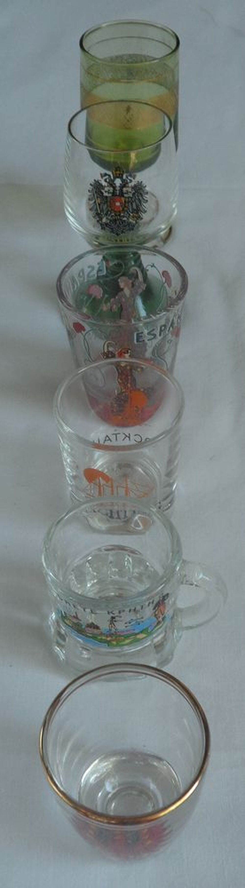 Lot de 6 petits verres divers neufs
dont 1 &eacute;br&eacute;ch&eacute; au pied Décoration