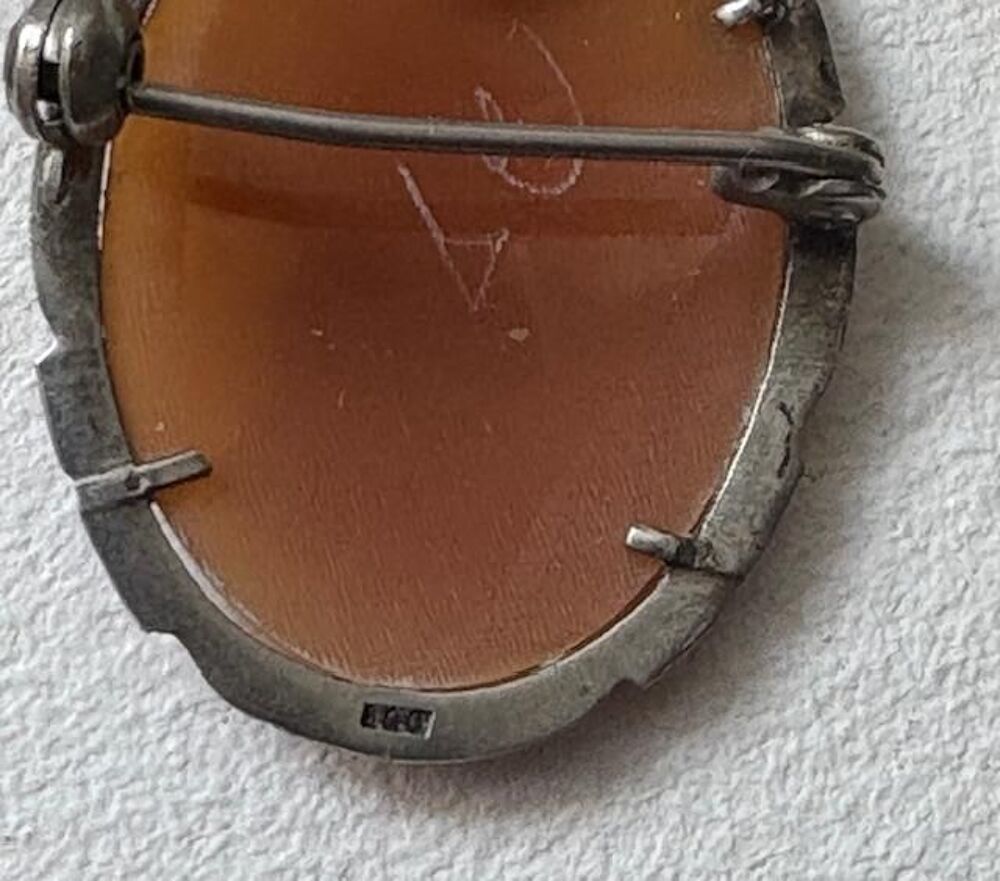 Broche Pendentif ancien CAMEE monture en ARGENT poin&ccedil;on Bijoux et montres
