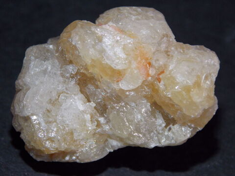 Cristal de Cérusite fluorescence sous UV longs Les Dalles 22 Moyenmoutier (88)