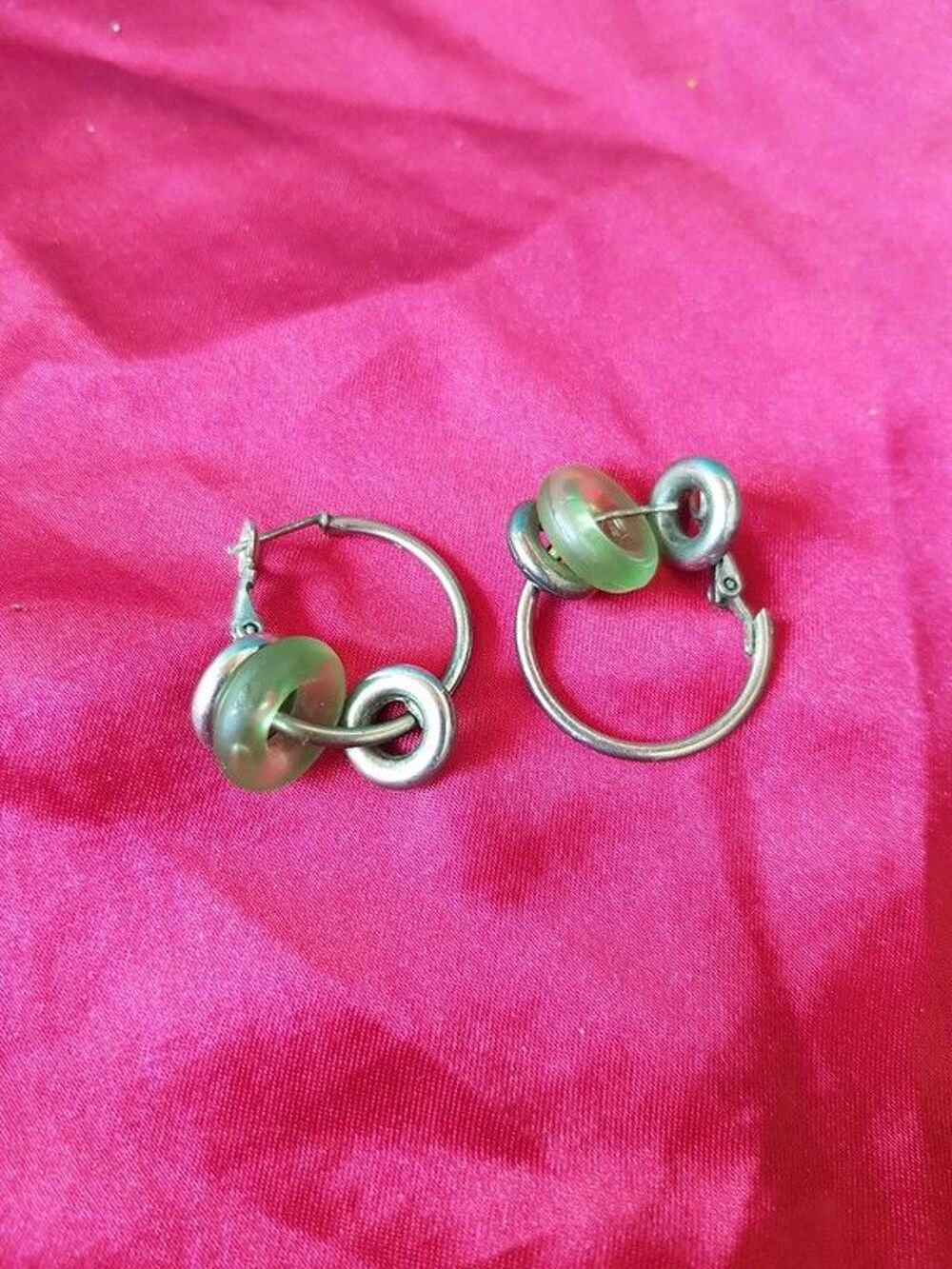 Boucle d oreilles argent&eacute;es et verte tr&egrave;s bon etat diam&egrave;tre Bijoux et montres