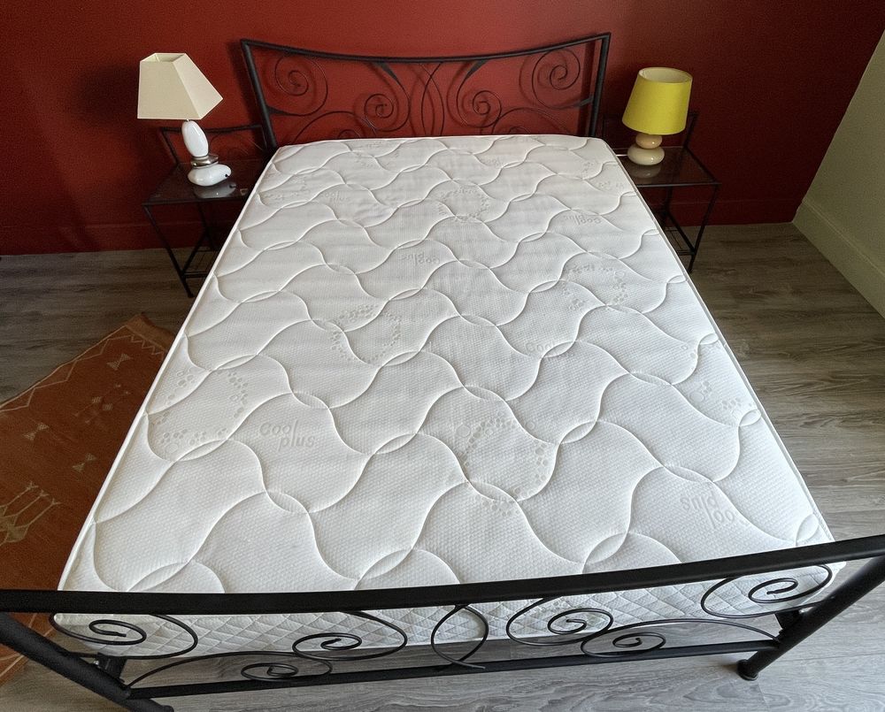 Ensemble lit / matelas et chevet + linges de maison Meubles