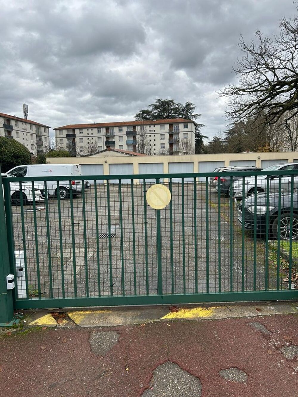 Location Parking/Garage Place de parking extérieure avec arceau Décines-charpieu