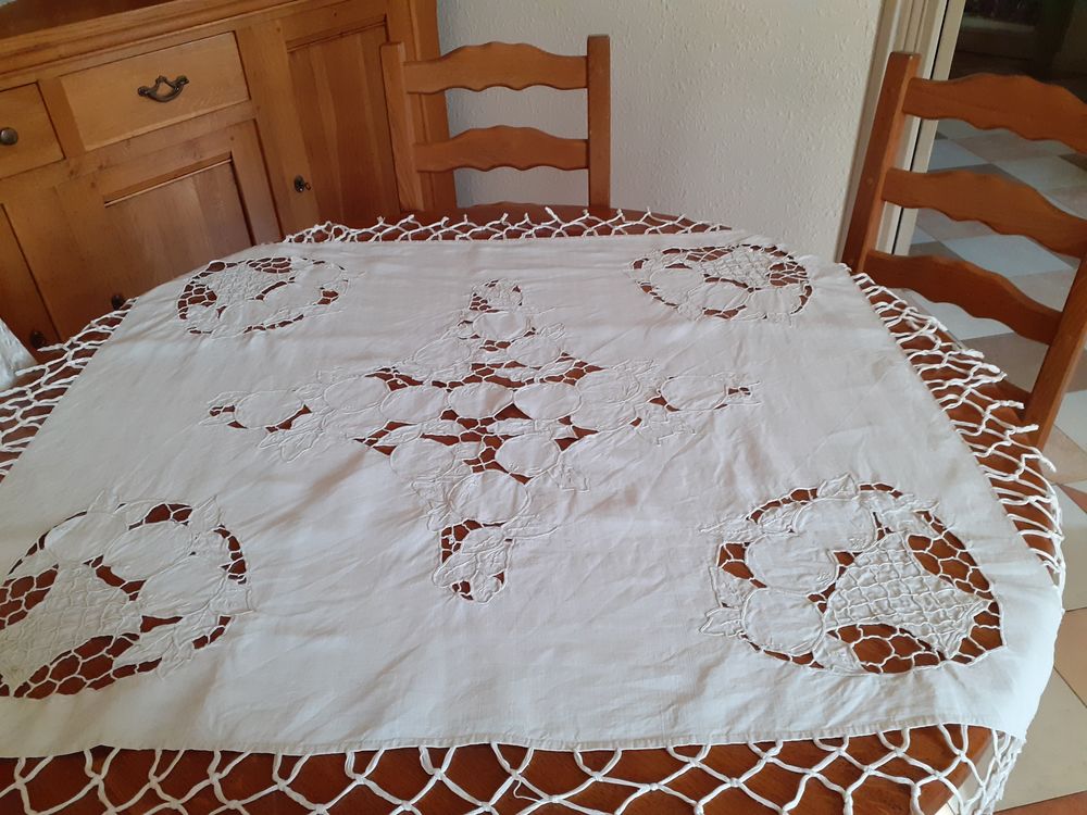 Nappe Brod&eacute;e ancienne Dcoration