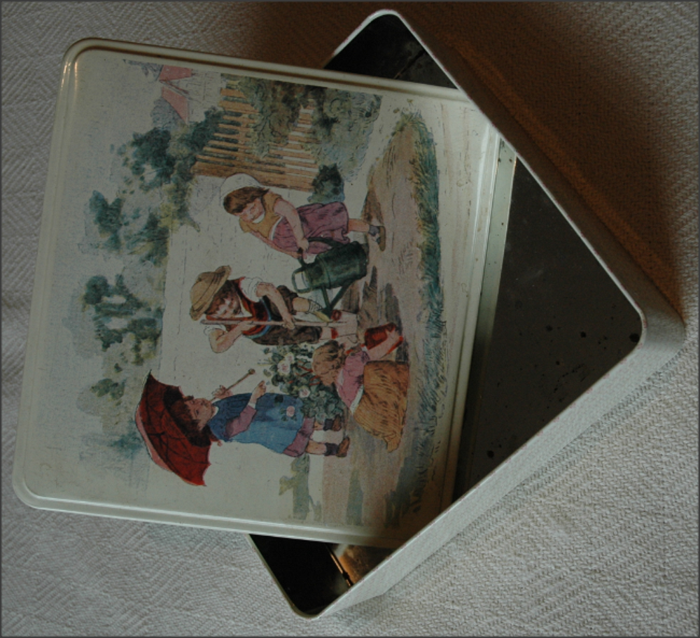 Bo&icirc;te m&eacute;tal ancienne, neuve, D&eacute;cor &quot;4 enfants au jardin&quot; Dcoration