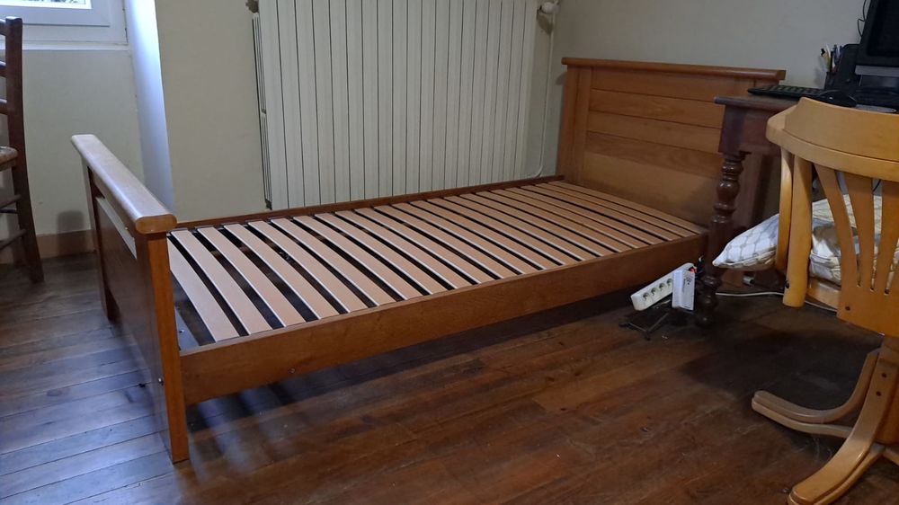 Lit 1 personne 190 x 90, avec sommier &agrave; lattes et matelas. Meubles