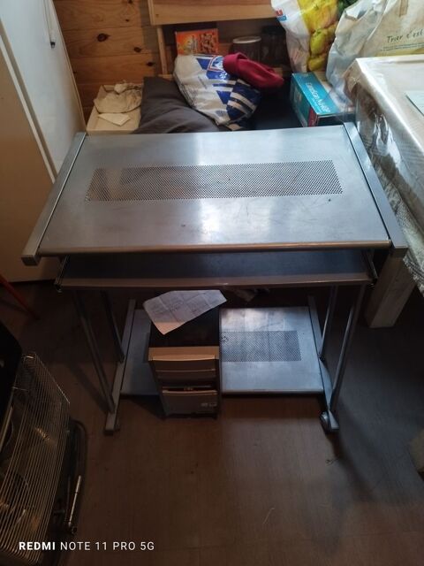Table pour ordinateur grise  roulente pour 5 Guilliers (56)