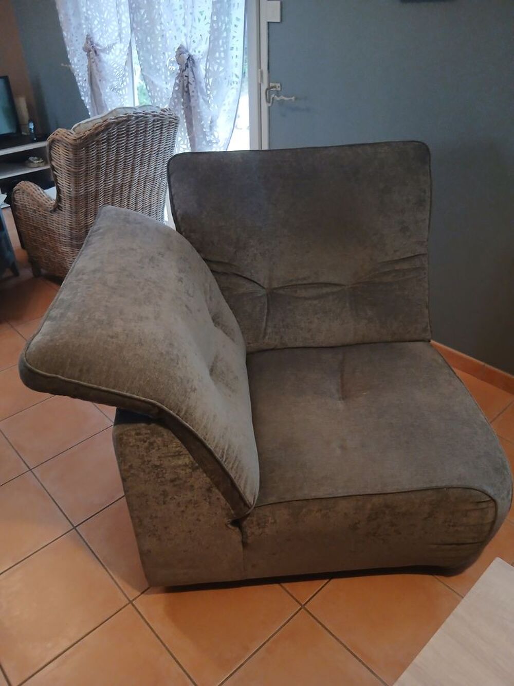 Fauteuil. Assise 65cm/65cm
Hors tout 1m/1m Meubles