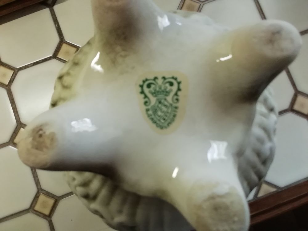 Grand vase ou pichet en porcelaine, sign&eacute; R. CAPODIMONTE Décoration
