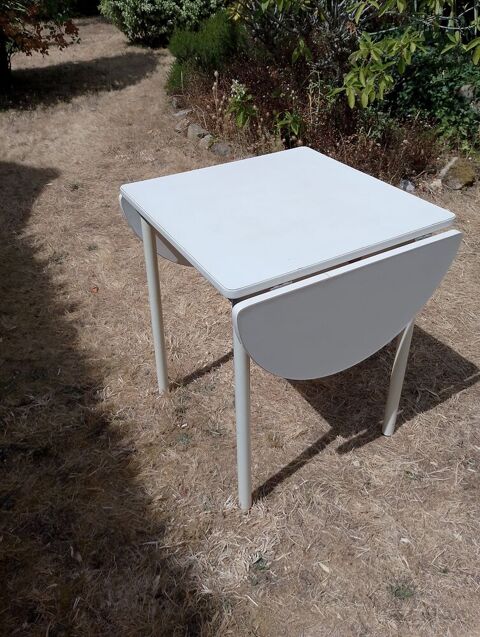 Table d'appoint Larmor-Baden (56)