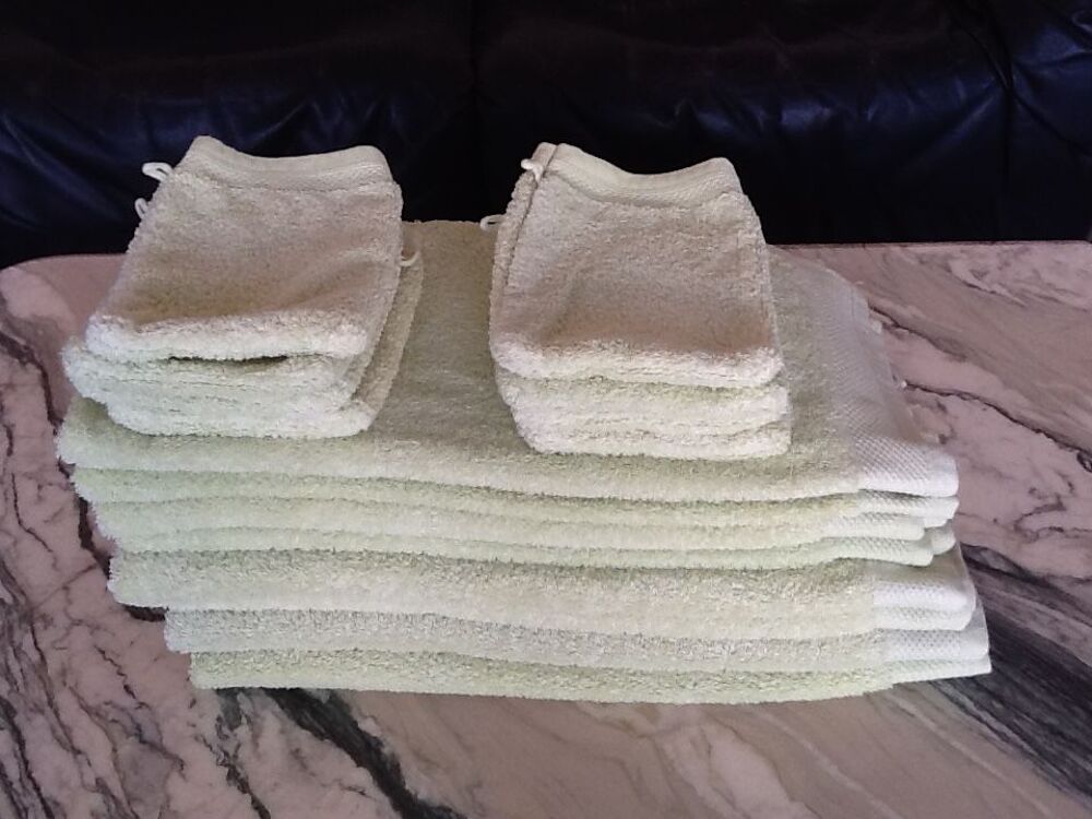 8 SERVIETTESQ DE TOILETTE + 8 GANTS Vêtements