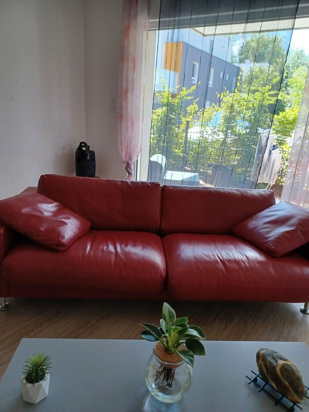 Canap&eacute; cuir rouge tr&eacute;s bonne &eacute;tat 
Meubles