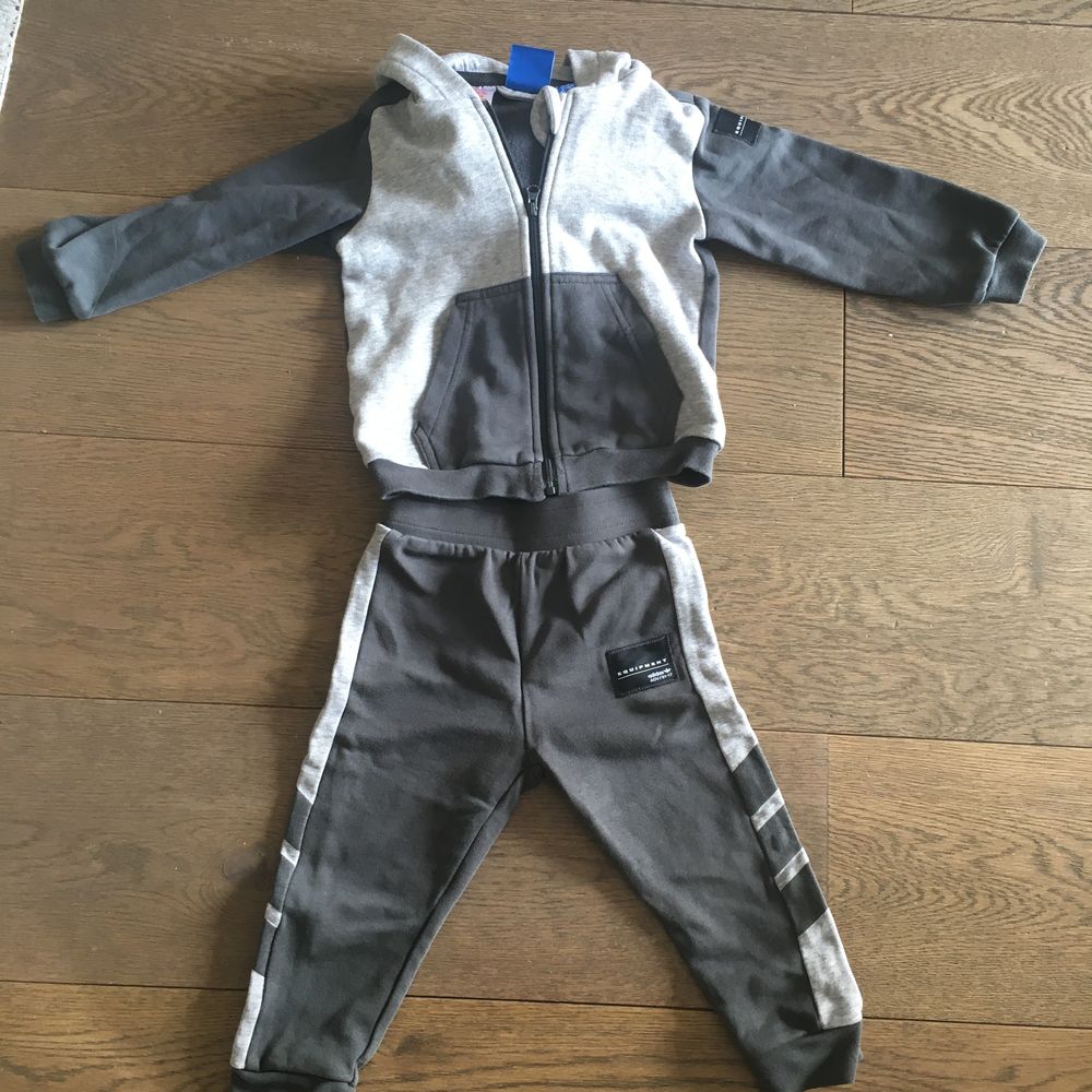 ensemble haut et bas adidas tr&egrave;s sympa 12mois Vêtements enfants