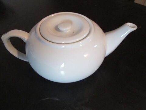 Th�i�re blanche en fa�ence ann�es 60 8 Herblay (95)