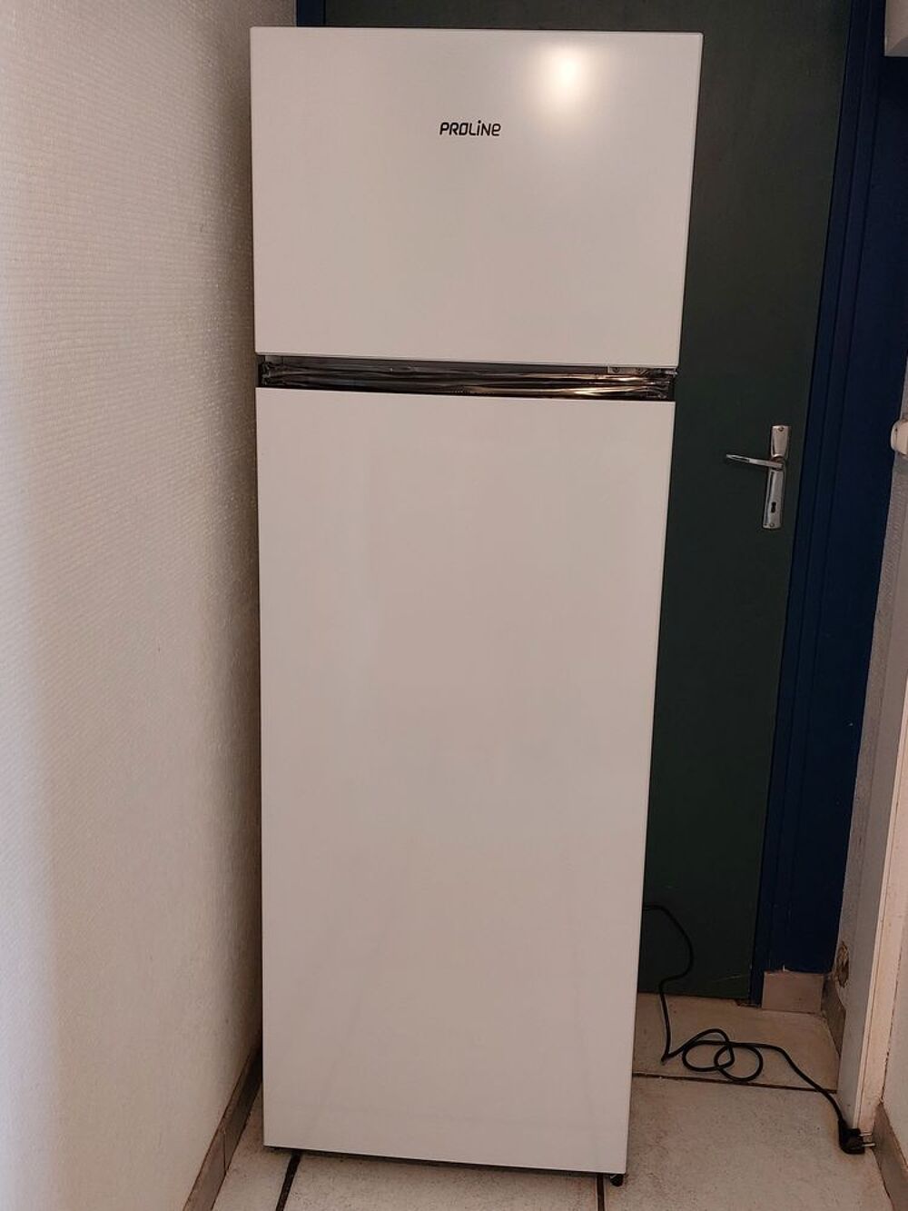 r&eacute;frig&eacute;rateur avec cong&eacute;lateur en haut &eacute;tat neuf Electroménager