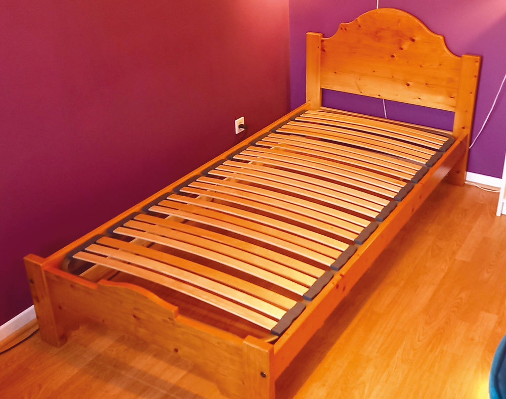 Lit en bois pin + sommier etat neuf 90x190cm Meubles