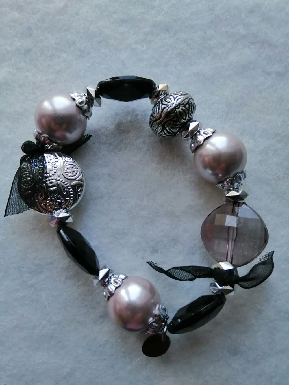 LOT DE 3 BRACELETS FANTAISIE AVEC TROUSSE "&nbsp;CLARINS&nbsp;" Bijoux et montres