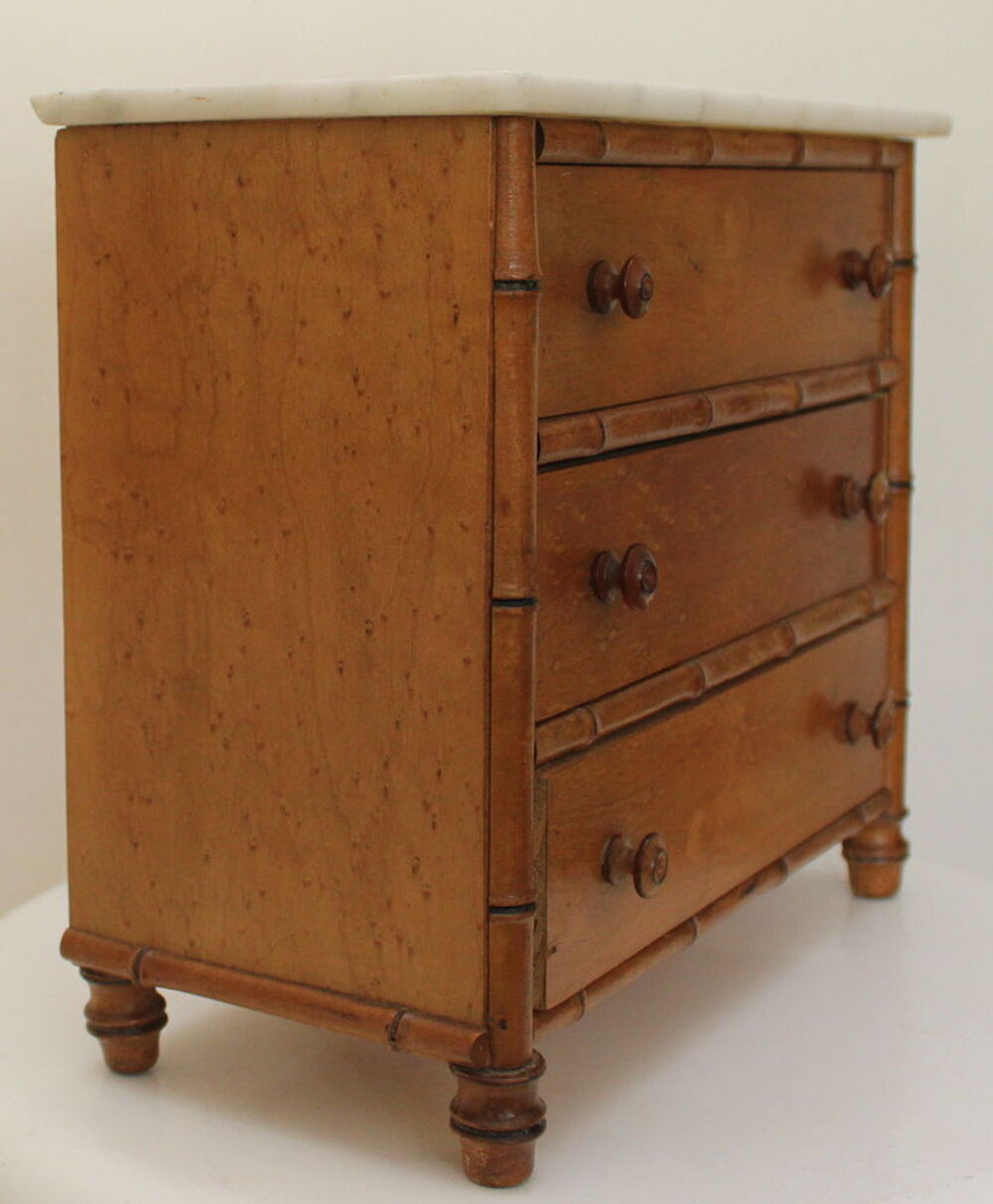 Petite commode de poup&eacute;e bambou et marbre jouet ancien 
Jeux / jouets