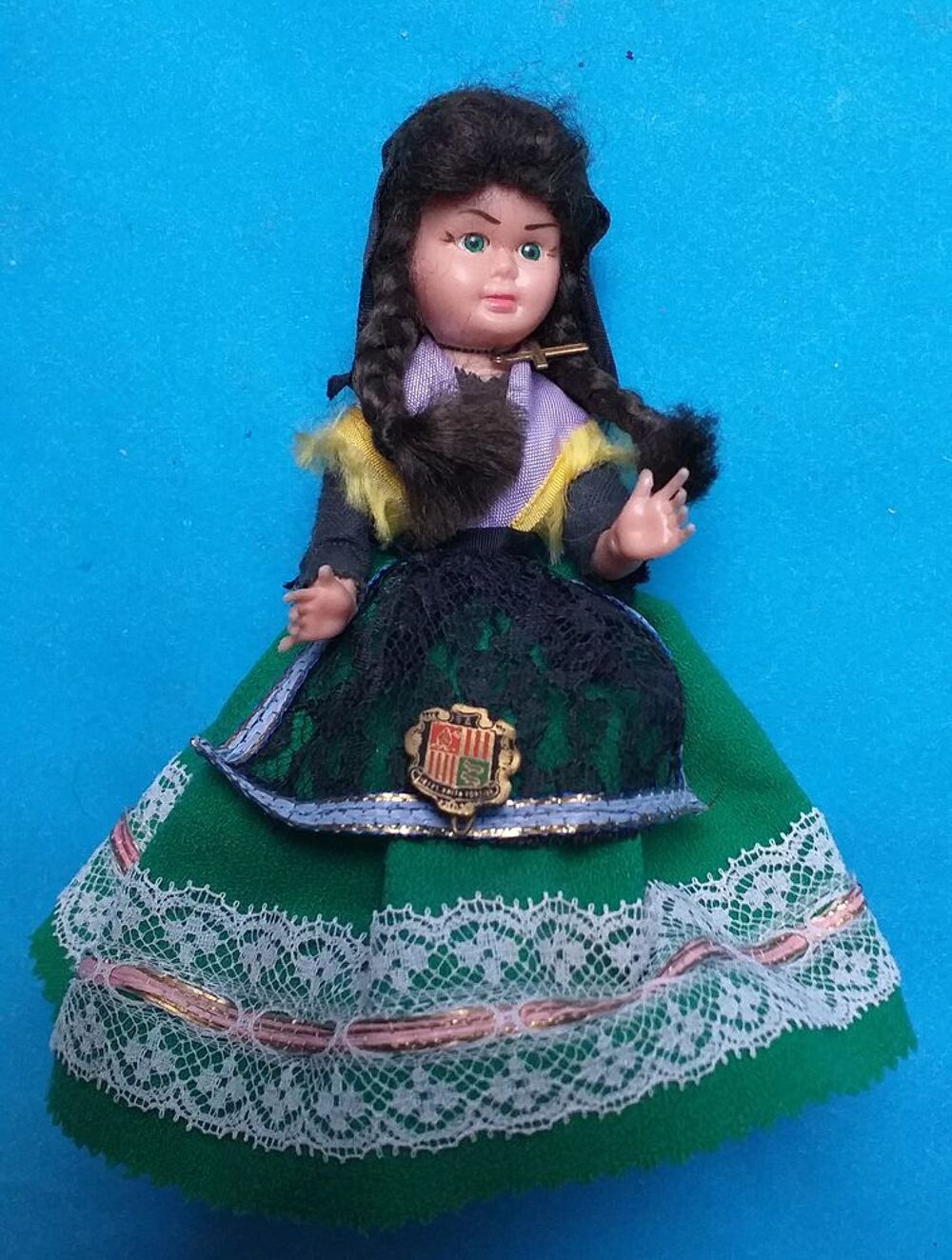 Poupee folklorique, r&eacute;gion &agrave; d&eacute;terminer- robe verte 