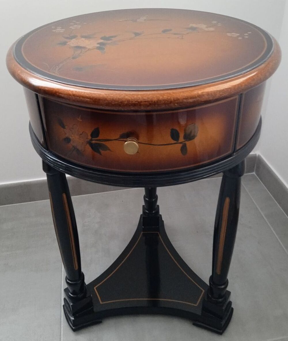 Meuble chinois laqu&eacute; rond.
Meubles