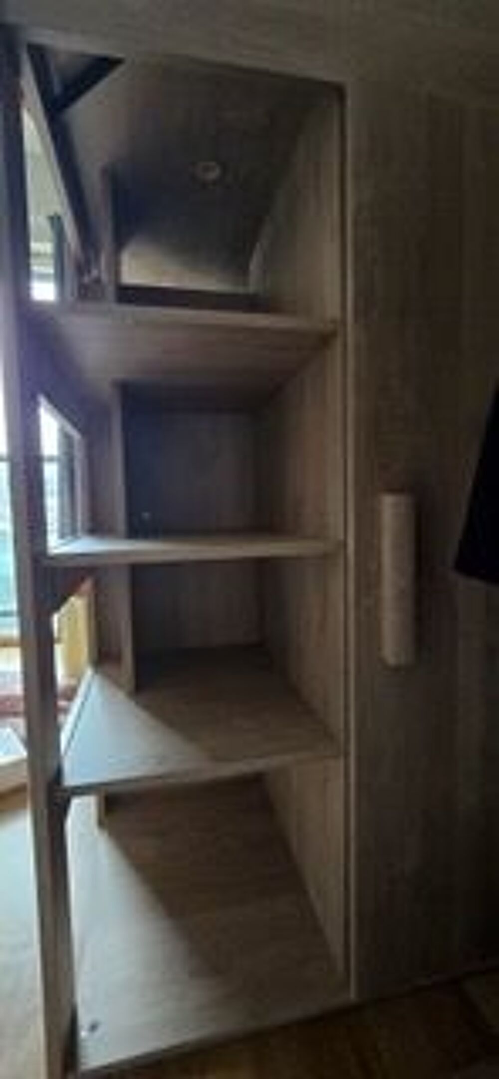 Lit avec bureau int&eacute;gr&eacute; en bois . Meubles